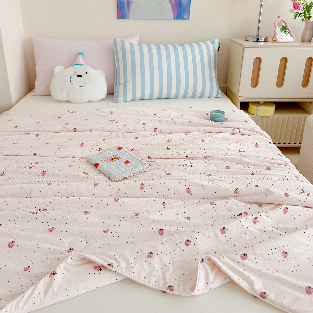 91家纺网 家纺一手货源 找家纺 芯恋家居 2026年新款小冰川凉感夏被冰皮凉感印花夏被凉感丝夏被（四周踩棉工艺） 甜莓星点