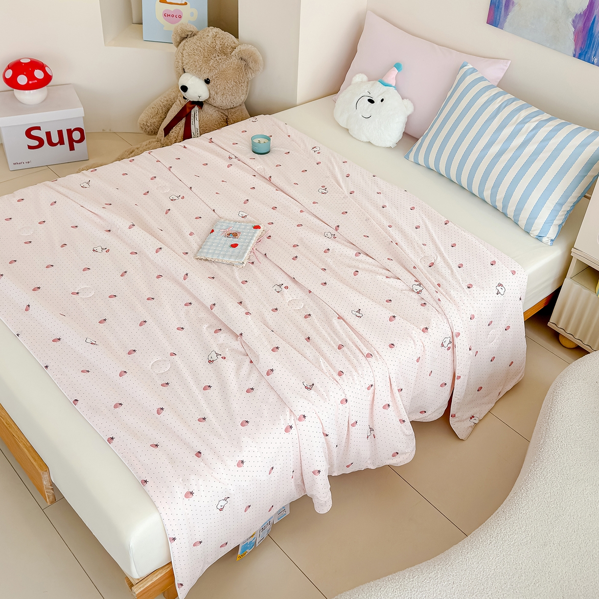 91家纺网 家纺一手货源 找家纺 芯恋家居 2026年新款小冰川凉感夏被冰皮凉感印花夏被凉感丝夏被（四周踩棉工艺） 甜莓星点