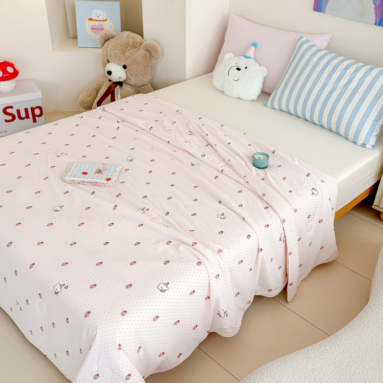 91家纺网 家纺一手货源 找家纺 芯恋家居 2026年新款小冰川凉感夏被冰皮凉感印花夏被凉感丝夏被（四周踩棉工艺） 甜莓星点