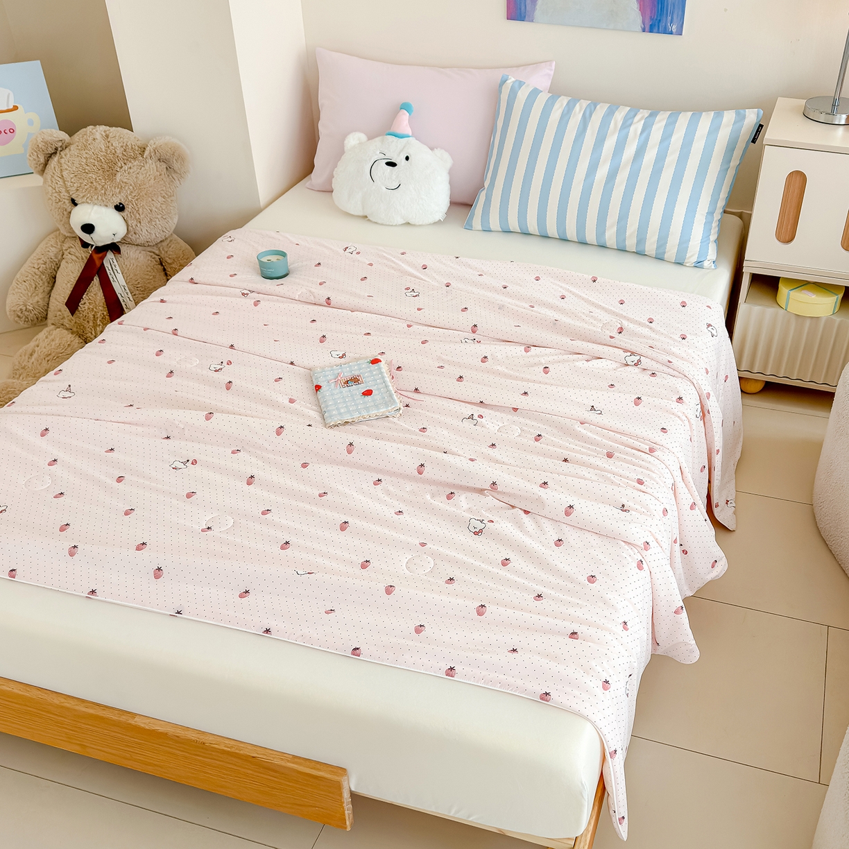 91家纺网 家纺一手货源 找家纺 芯恋家居 2026年新款小冰川凉感夏被冰皮凉感印花夏被凉感丝夏被（四周踩棉工艺） 甜莓星点