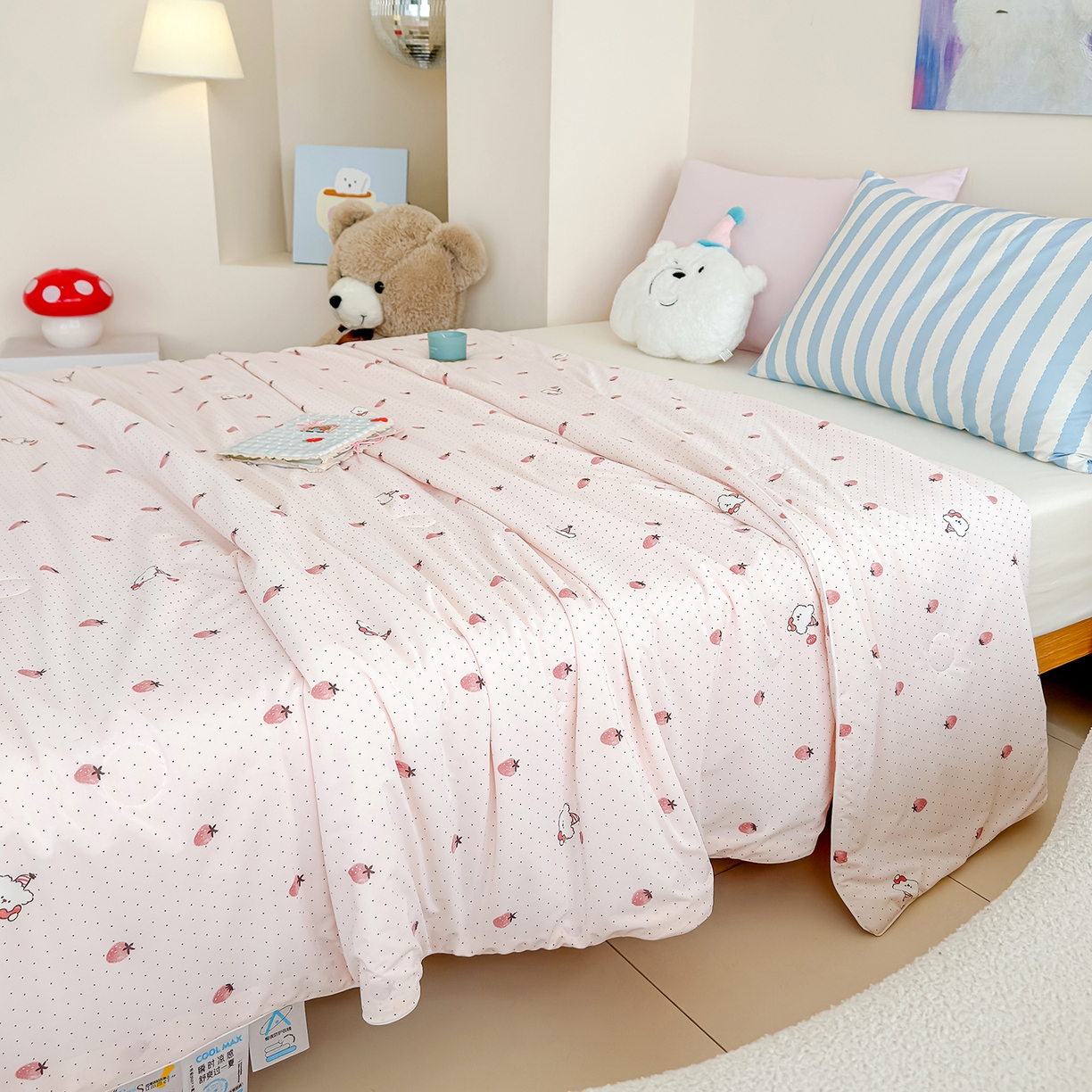 91家纺网 家纺一手货源 找家纺 芯恋家居 2026年新款小冰川凉感夏被冰皮凉感印花夏被凉感丝夏被（四周踩棉工艺） 甜莓星点