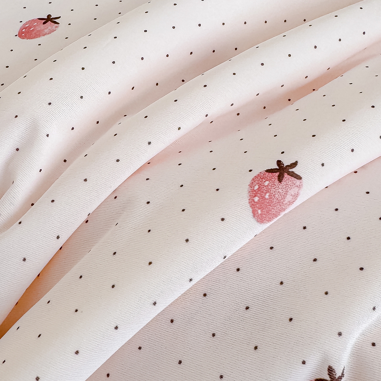 91家纺网 家纺一手货源 找家纺 芯恋家居 2026年新款小冰川凉感夏被冰皮凉感印花夏被凉感丝夏被（四周踩棉工艺） 甜莓星点