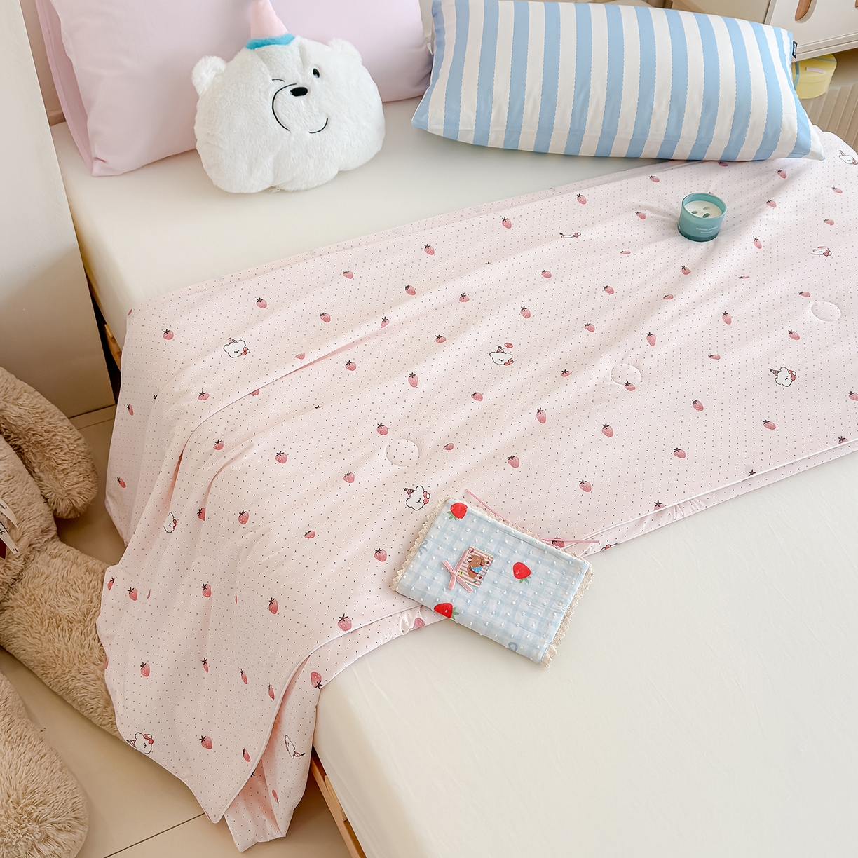 91家纺网 家纺一手货源 找家纺 芯恋家居 2026年新款小冰川凉感夏被冰皮凉感印花夏被凉感丝夏被（四周踩棉工艺） 甜莓星点