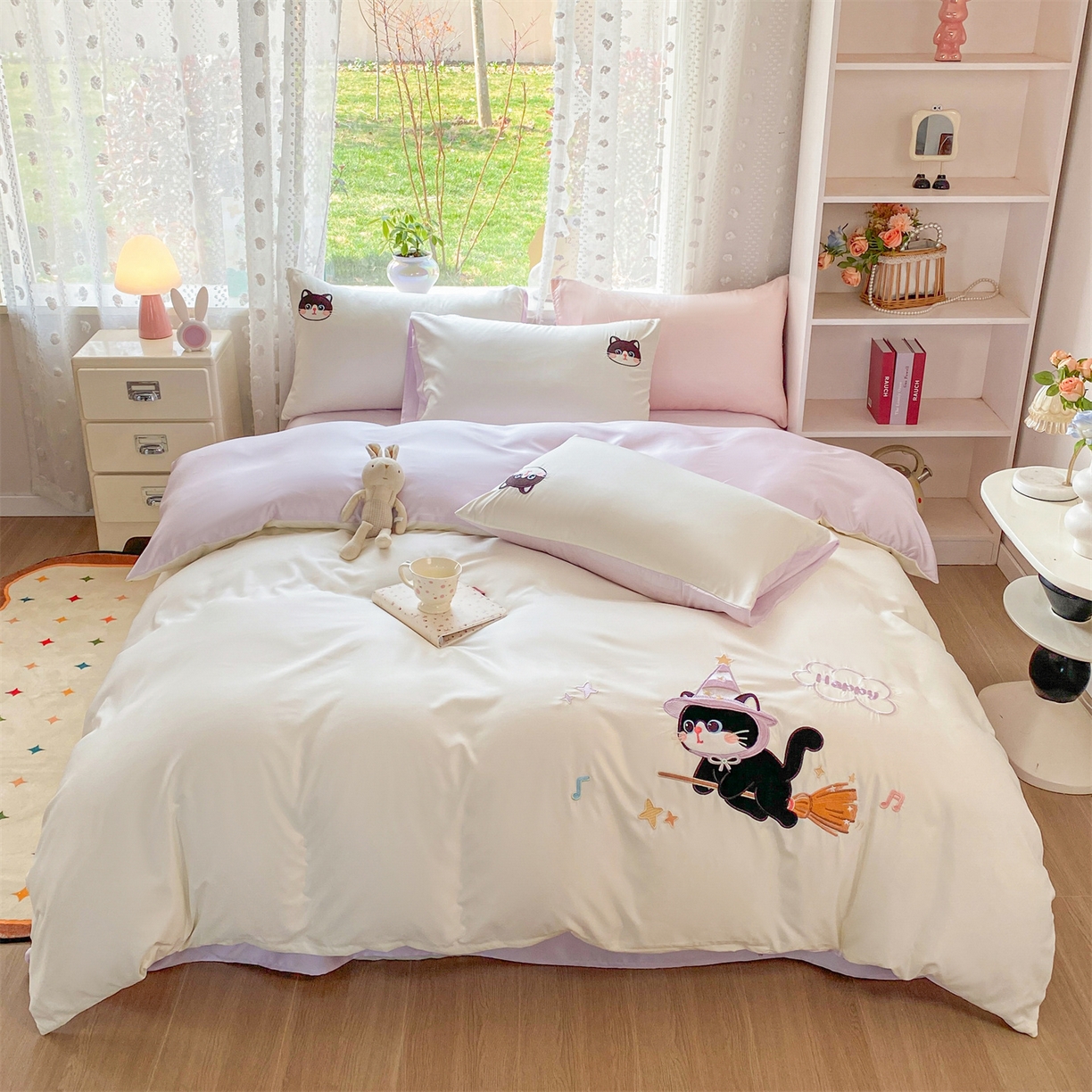 91家纺网 家纺一手货源 找家纺 绒棉世家 2026新款水洗真丝天丝专版贴布绣四件套 魔法猫