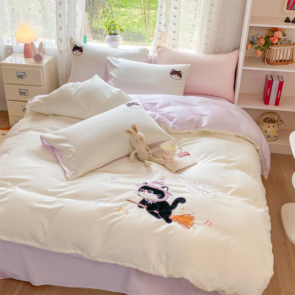 91家纺网 家纺一手货源 找家纺 绒棉世家 2026新款水洗真丝天丝专版贴布绣四件套 魔法猫