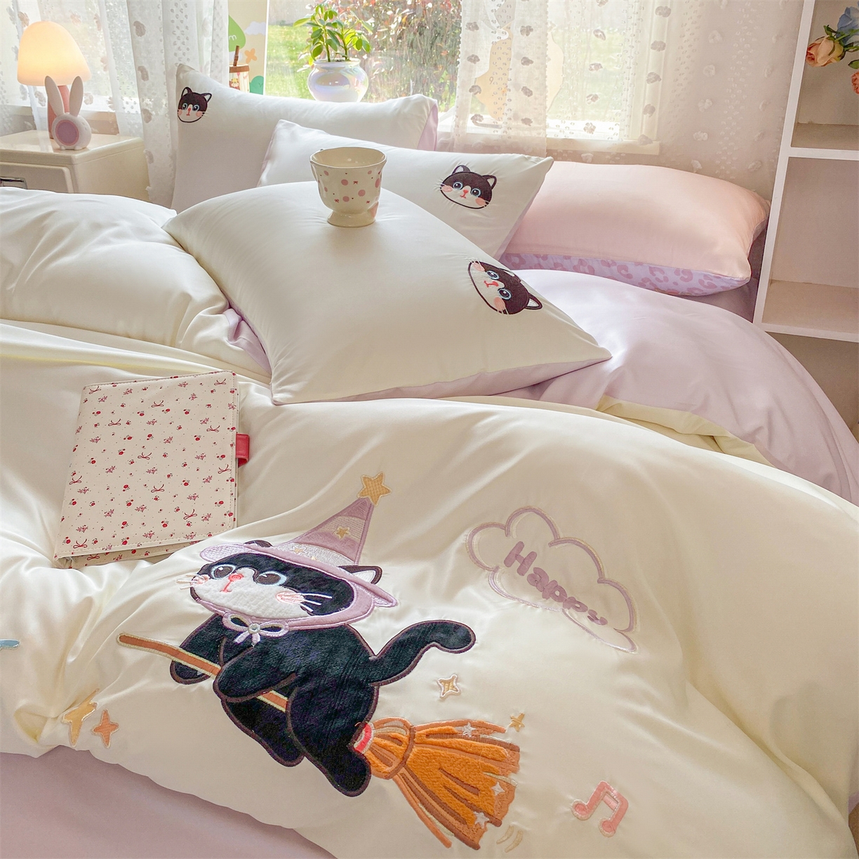 91家纺网 家纺一手货源 找家纺 绒棉世家 2026新款水洗真丝天丝专版贴布绣四件套 魔法猫
