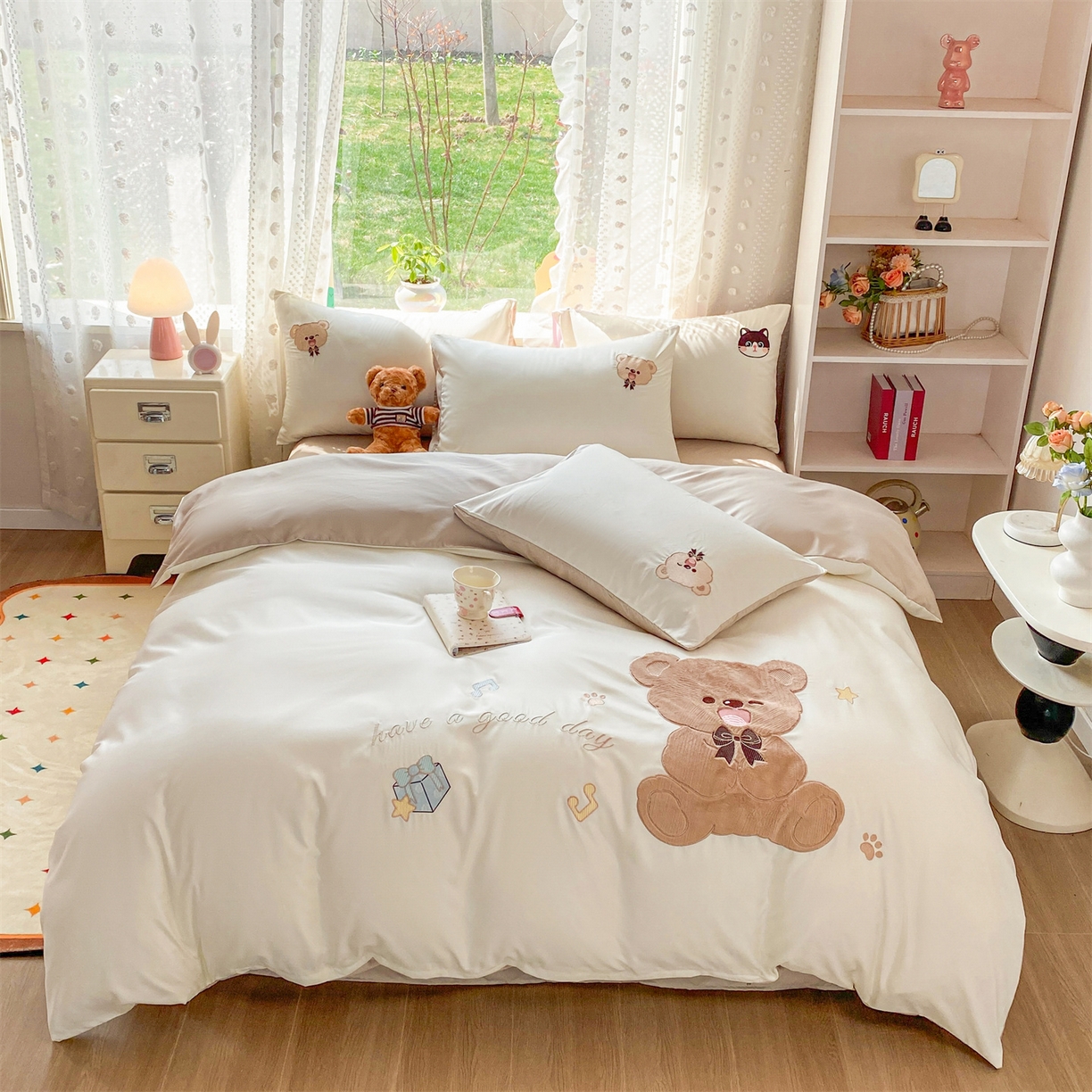 91家纺网 家纺一手货源 找家纺 绒棉世家 2026新款水洗真丝天丝专版贴布绣四件套 绅士小熊