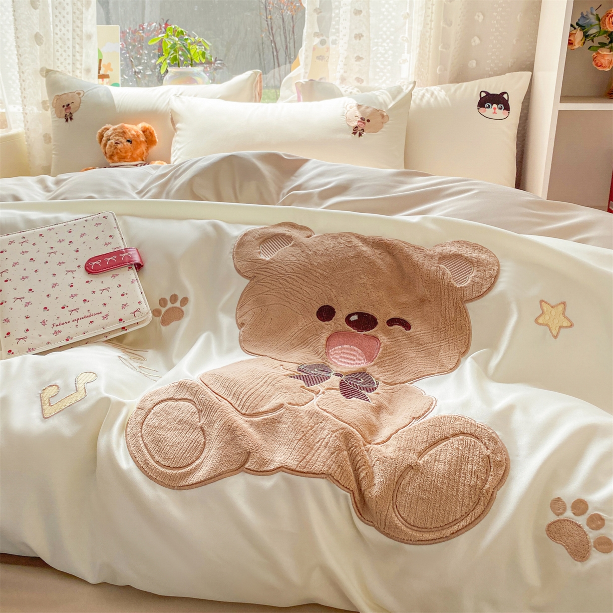 91家纺网 家纺一手货源 找家纺 绒棉世家 2026新款水洗真丝天丝专版贴布绣四件套 绅士小熊