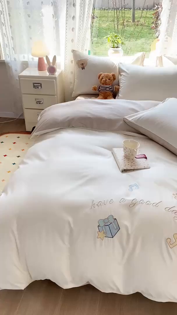 91家纺网 家纺一手货源 找家纺 绒棉世家 2026新款水洗真丝天丝专版贴布绣四件套 绅士小熊