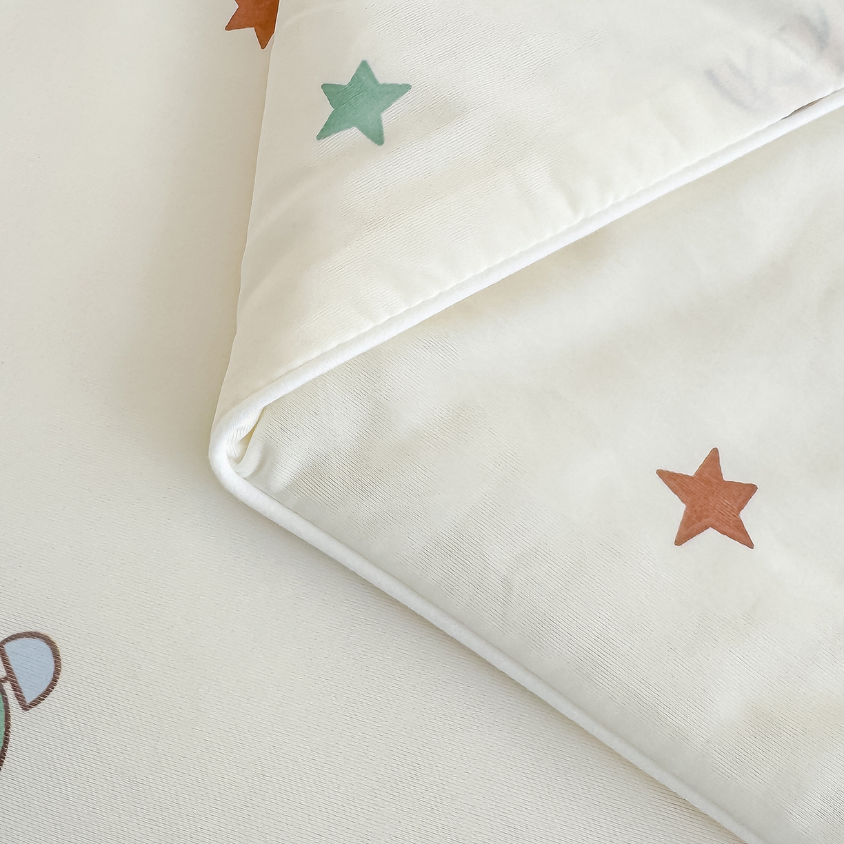 91家纺网 家纺一手货源 找家纺 芯恋家居 2026年新款小冰川凉感夏被冰皮凉感印花夏被凉感丝夏被（四周踩棉工艺） 甜梦星仔