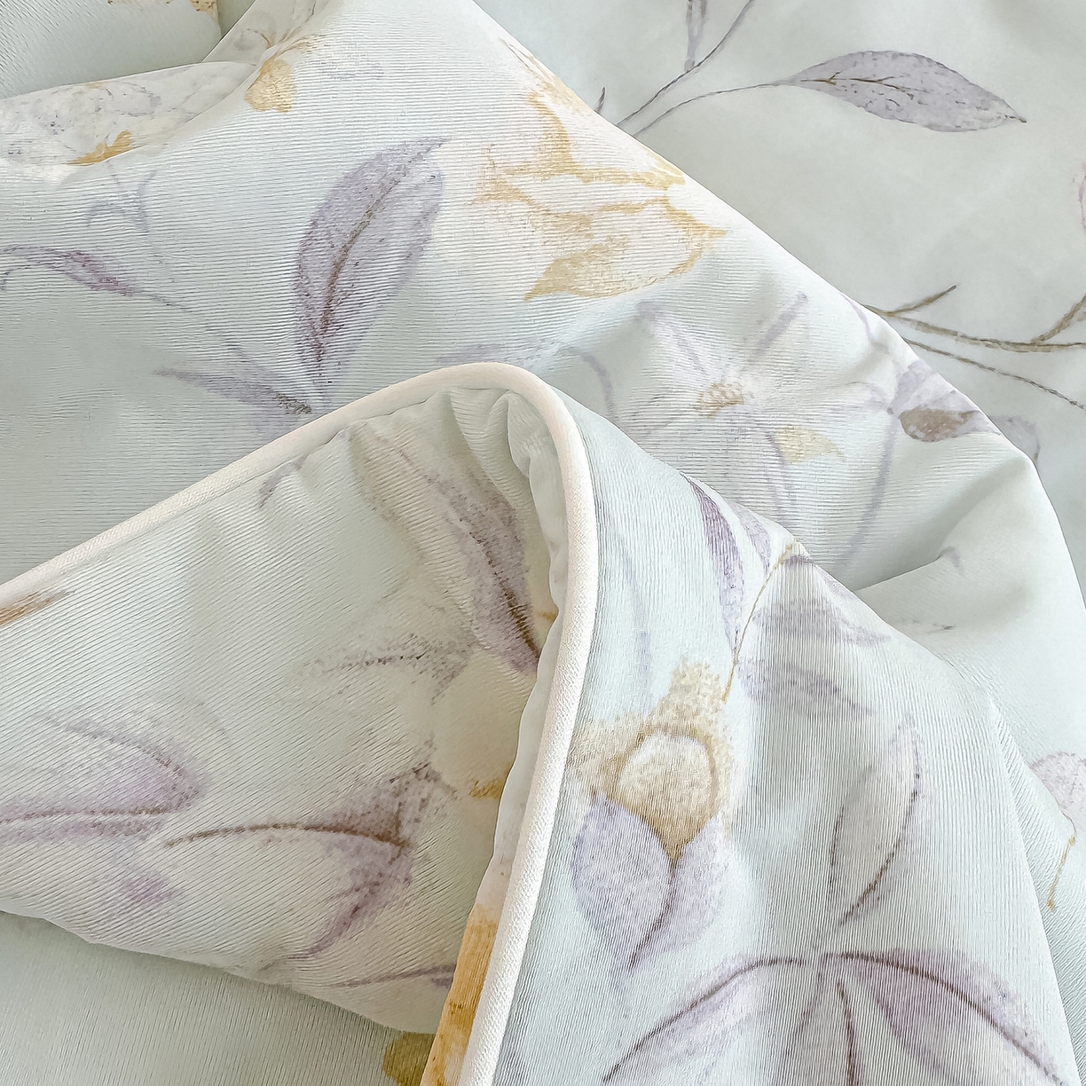 91家纺网 家纺一手货源 找家纺 芯恋家居 2026年新款小冰川凉感夏被冰皮凉感印花夏被凉感丝夏被（四周踩棉工艺） 雾里寻花