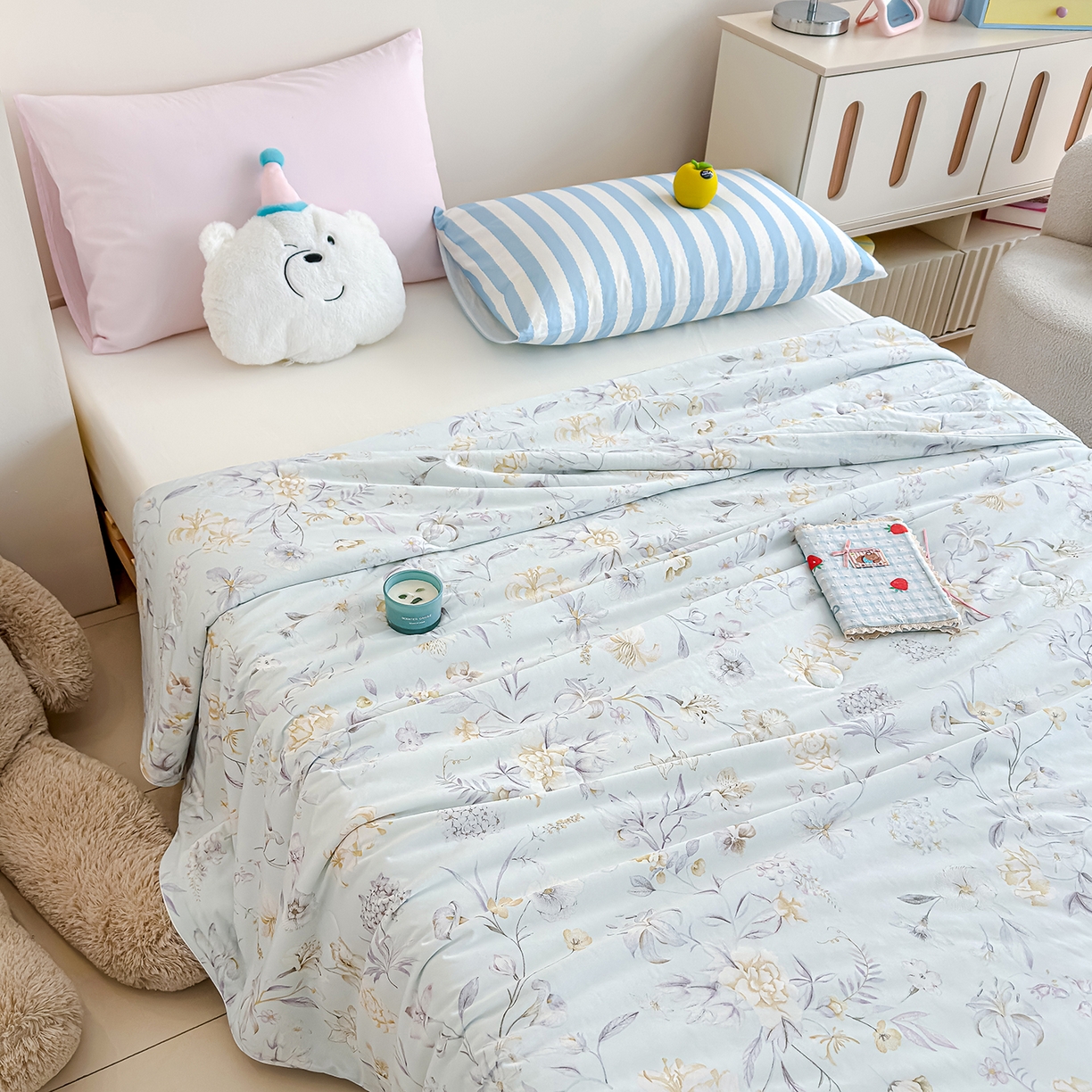 91家纺网 家纺一手货源 找家纺 芯恋家居 2026年新款小冰川凉感夏被冰皮凉感印花夏被凉感丝夏被（四周踩棉工艺） 雾里寻花