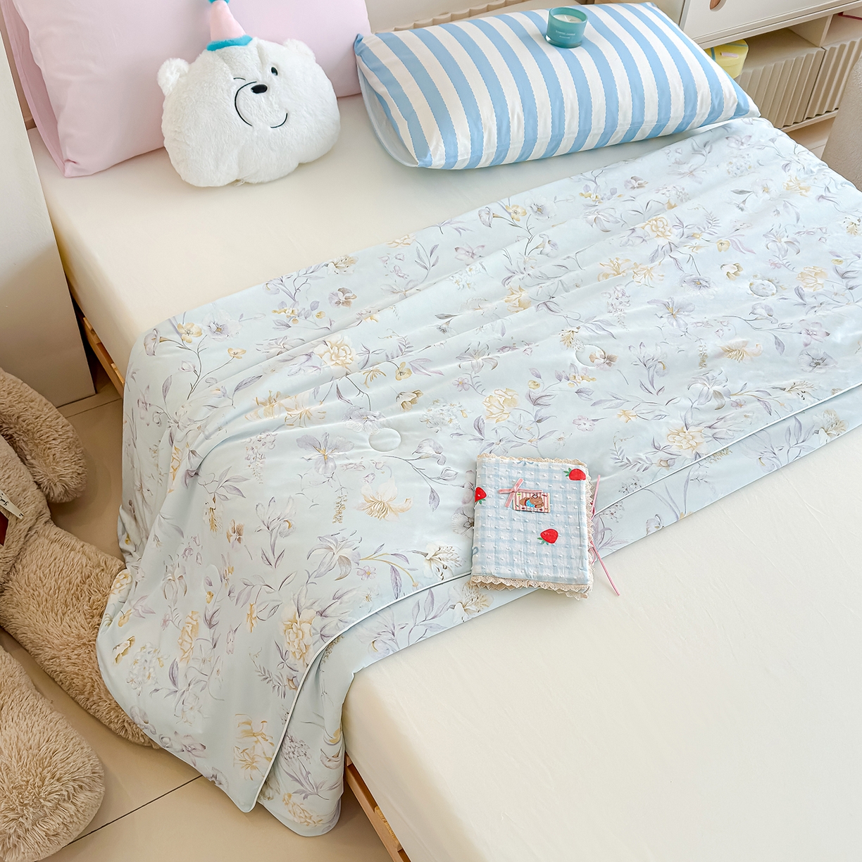 91家纺网 家纺一手货源 找家纺 芯恋家居 2026年新款小冰川凉感夏被冰皮凉感印花夏被凉感丝夏被（四周踩棉工艺） 雾里寻花