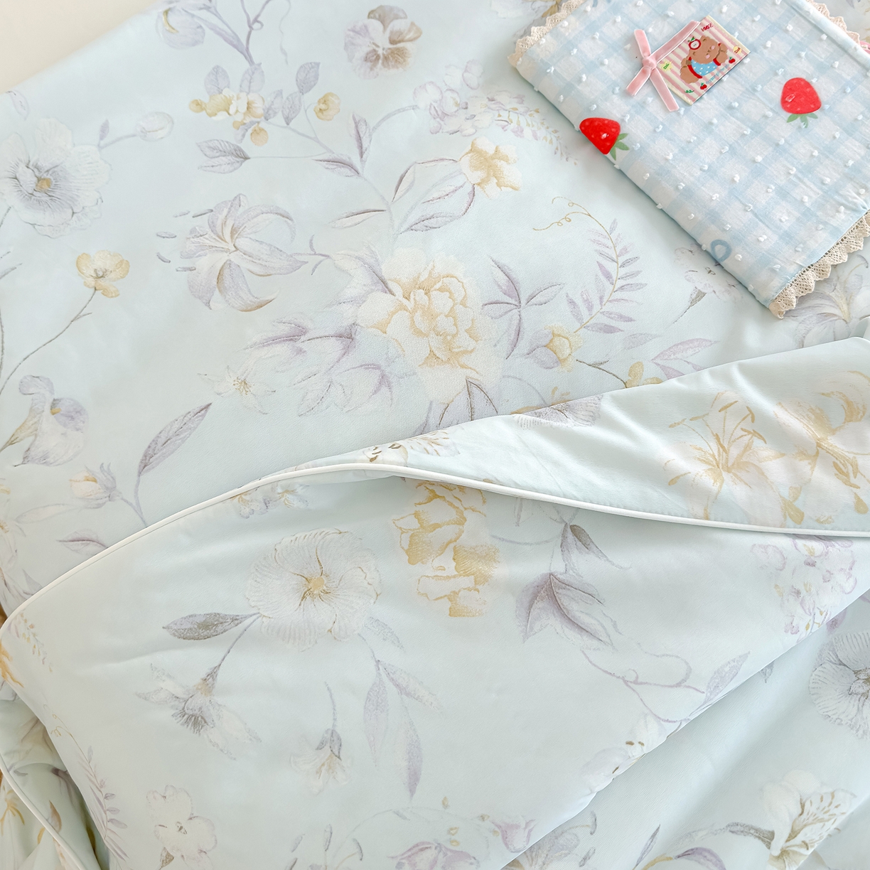 91家纺网 家纺一手货源 找家纺 芯恋家居 2026年新款小冰川凉感夏被冰皮凉感印花夏被凉感丝夏被（四周踩棉工艺） 雾里寻花