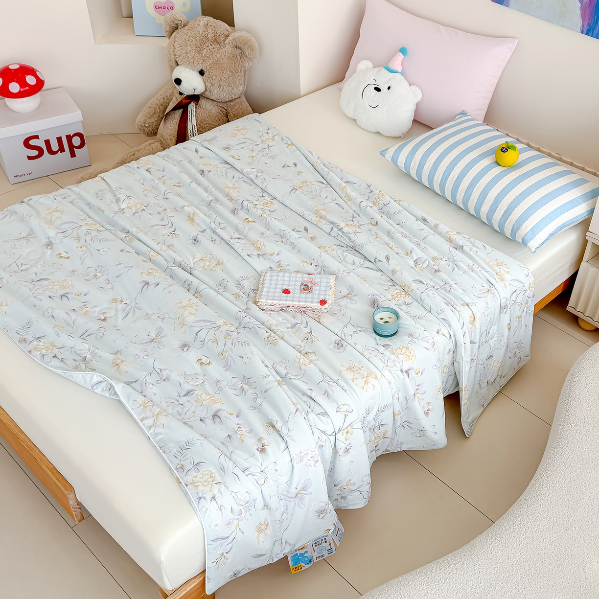 91家纺网 家纺一手货源 找家纺 芯恋家居 2026年新款小冰川凉感夏被冰皮凉感印花夏被凉感丝夏被（四周踩棉工艺） 雾里寻花