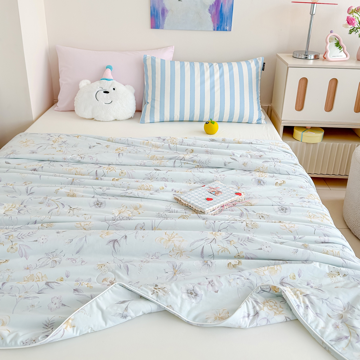 91家纺网 家纺一手货源 找家纺 芯恋家居 2026年新款小冰川凉感夏被冰皮凉感印花夏被凉感丝夏被（四周踩棉工艺） 雾里寻花