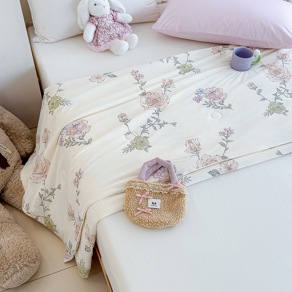 91家纺网 家纺一手货源 找家纺 芯恋家居 2026年新款小冰川凉感夏被冰皮凉感印花夏被凉感丝夏被（四周踩棉工艺） 云间花影