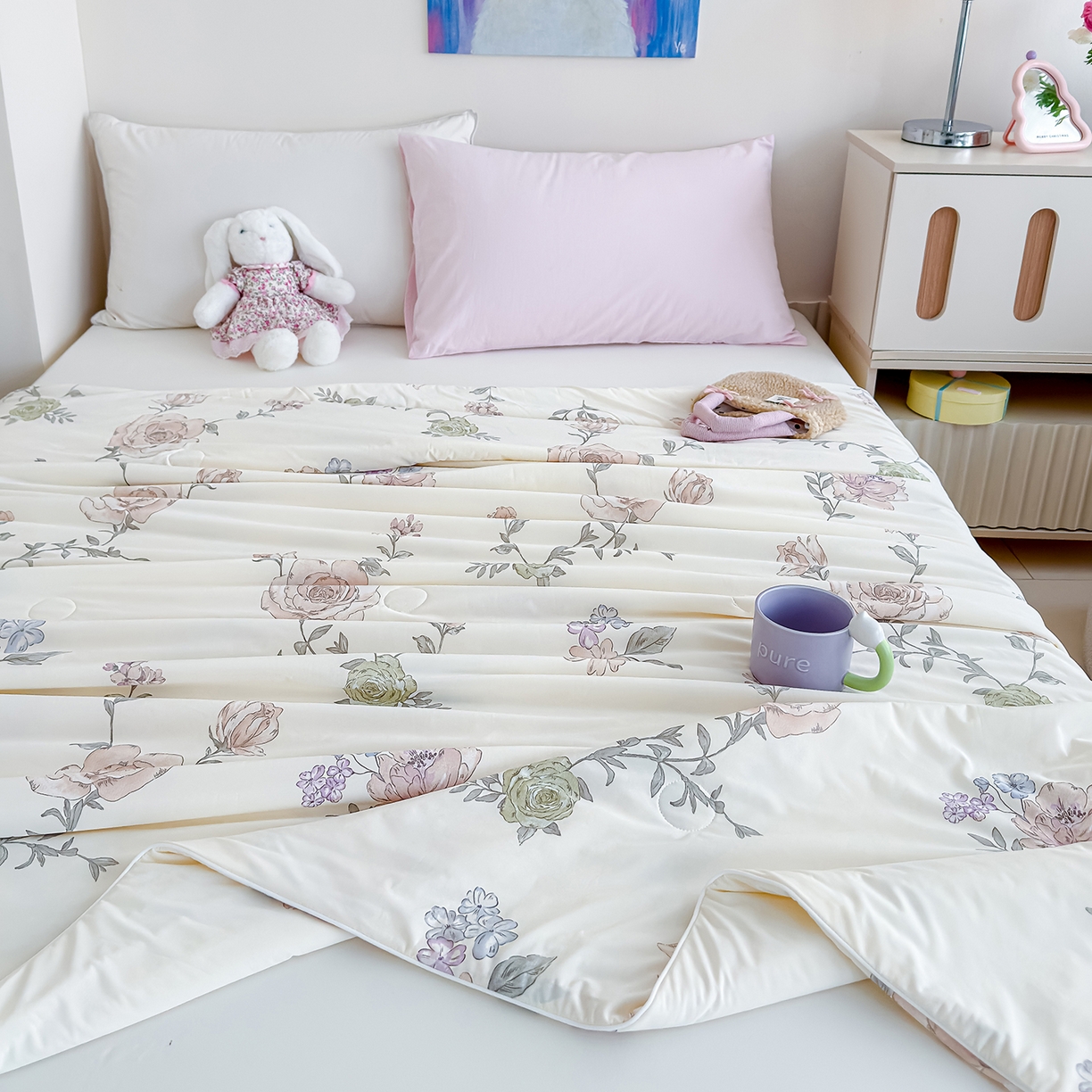 91家纺网 家纺一手货源 找家纺 芯恋家居 2026年新款小冰川凉感夏被冰皮凉感印花夏被凉感丝夏被（四周踩棉工艺） 云间花影