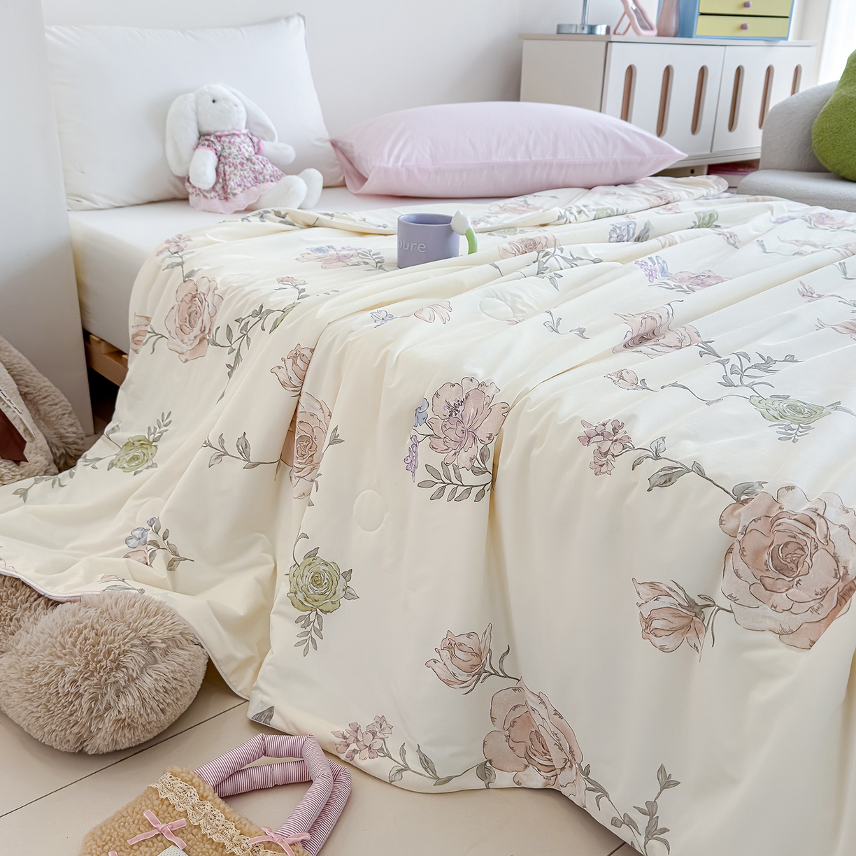 91家纺网 家纺一手货源 找家纺 芯恋家居 2026年新款小冰川凉感夏被冰皮凉感印花夏被凉感丝夏被（四周踩棉工艺） 云间花影