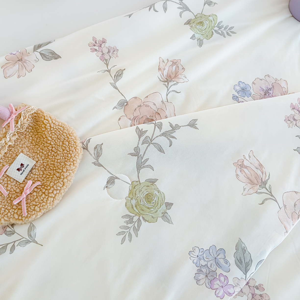 91家纺网 家纺一手货源 找家纺 芯恋家居 2026年新款小冰川凉感夏被冰皮凉感印花夏被凉感丝夏被（四周踩棉工艺） 云间花影