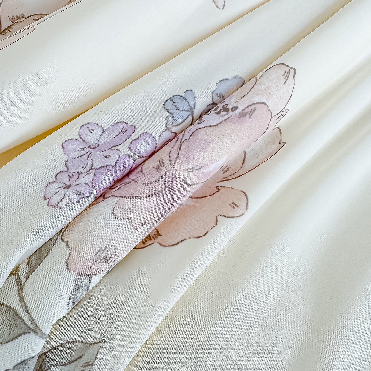 91家纺网 家纺一手货源 找家纺 芯恋家居 2026年新款小冰川凉感夏被冰皮凉感印花夏被凉感丝夏被（四周踩棉工艺） 云间花影