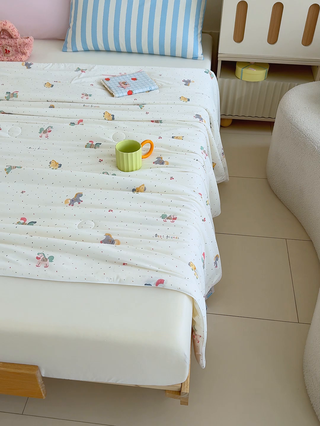 91家纺网 家纺一手货源 找家纺 芯恋家居 2026年新款小冰川凉感夏被冰皮凉感印花夏被凉感丝夏被（四周踩棉工艺） 彩虹小马