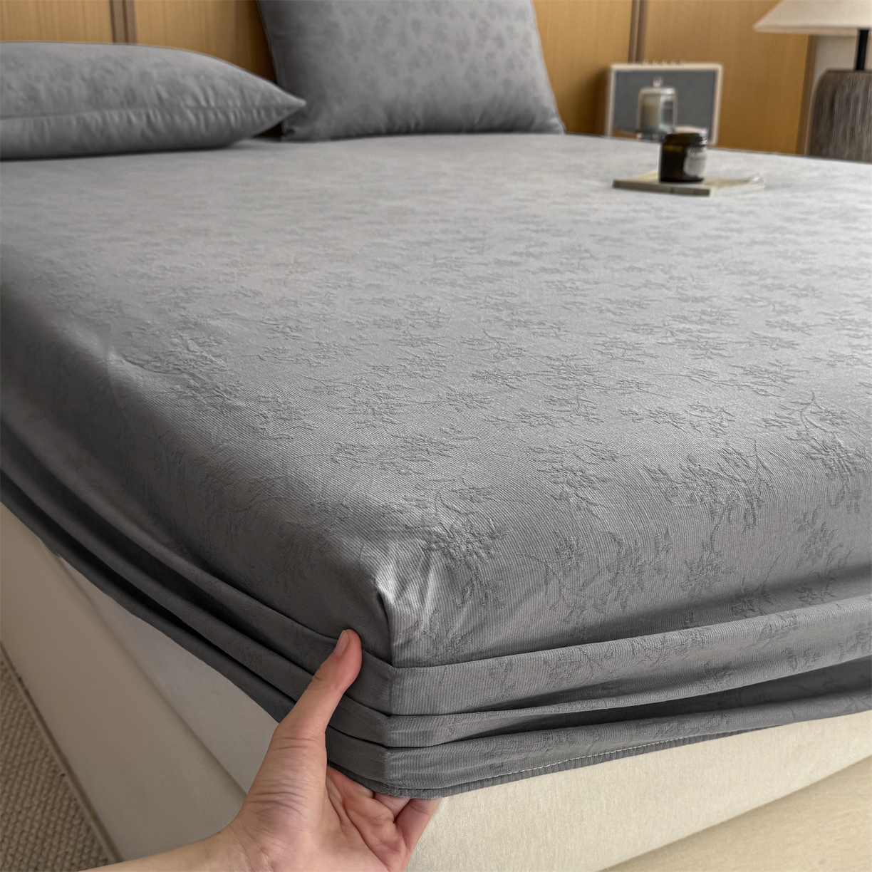 91家纺网 家纺一手货源 找家纺 灰鲸 2026新款全棉纯棉三层纱色织提花床笠单品床笠床笠单件 花影-雾灰