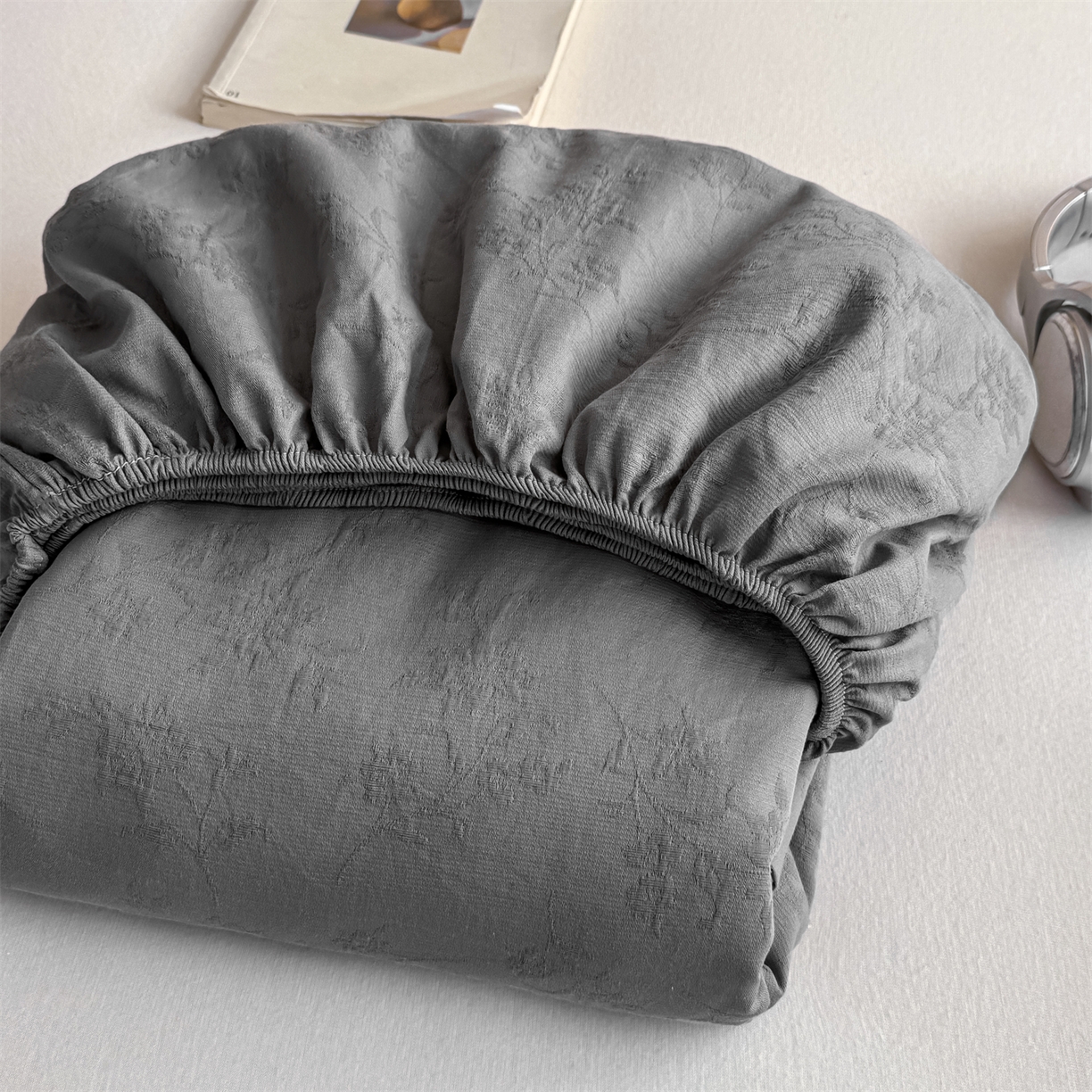 91家纺网 家纺一手货源 找家纺 灰鲸 2026新款全棉纯棉三层纱色织提花床笠单品床笠床笠单件 花影-雾灰