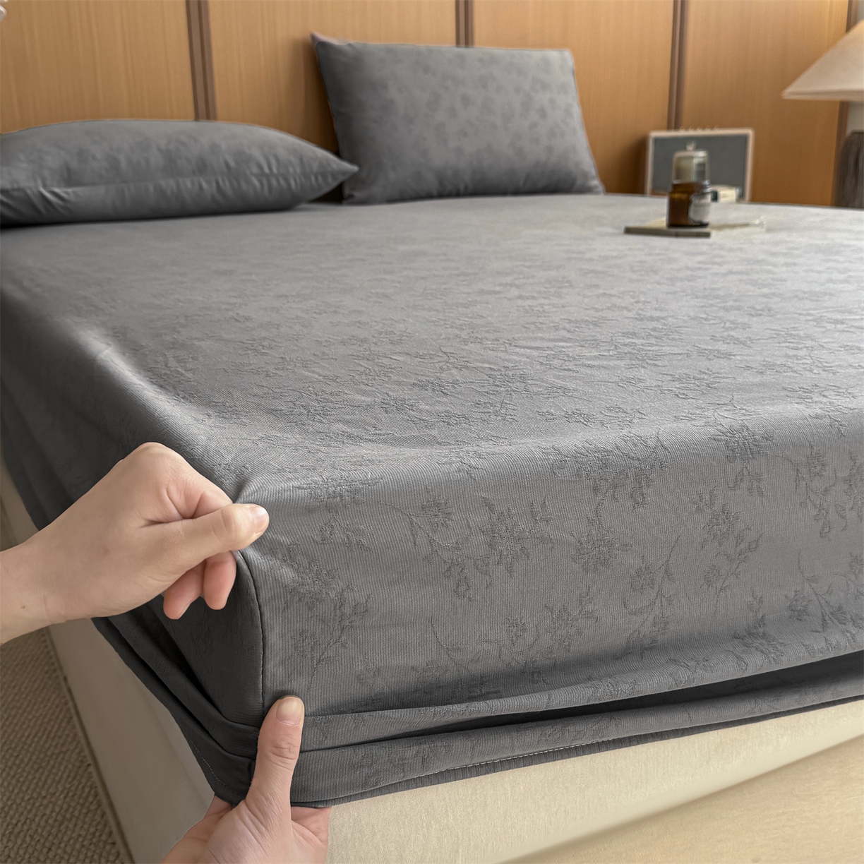 91家纺网 家纺一手货源 找家纺 灰鲸 2026新款全棉纯棉三层纱色织提花床笠单品床笠床笠单件 花影-雾灰