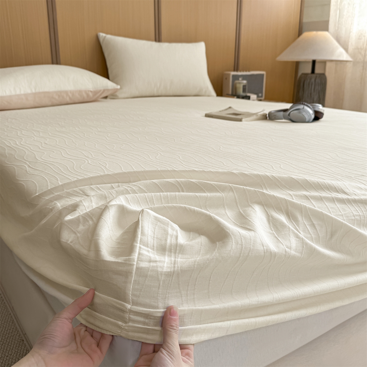 91家纺网 家纺一手货源 找家纺 灰鲸 2026新款全棉纯棉三层纱色织提花床笠单品床笠床笠单件 浅忆-杏仁奶霜