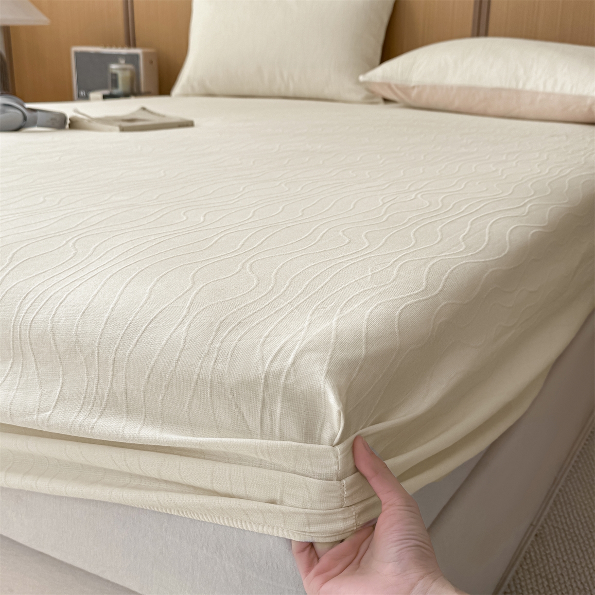 91家纺网 家纺一手货源 找家纺 灰鲸 2026新款全棉纯棉三层纱色织提花床笠单品床笠床笠单件 浅忆-杏仁奶霜