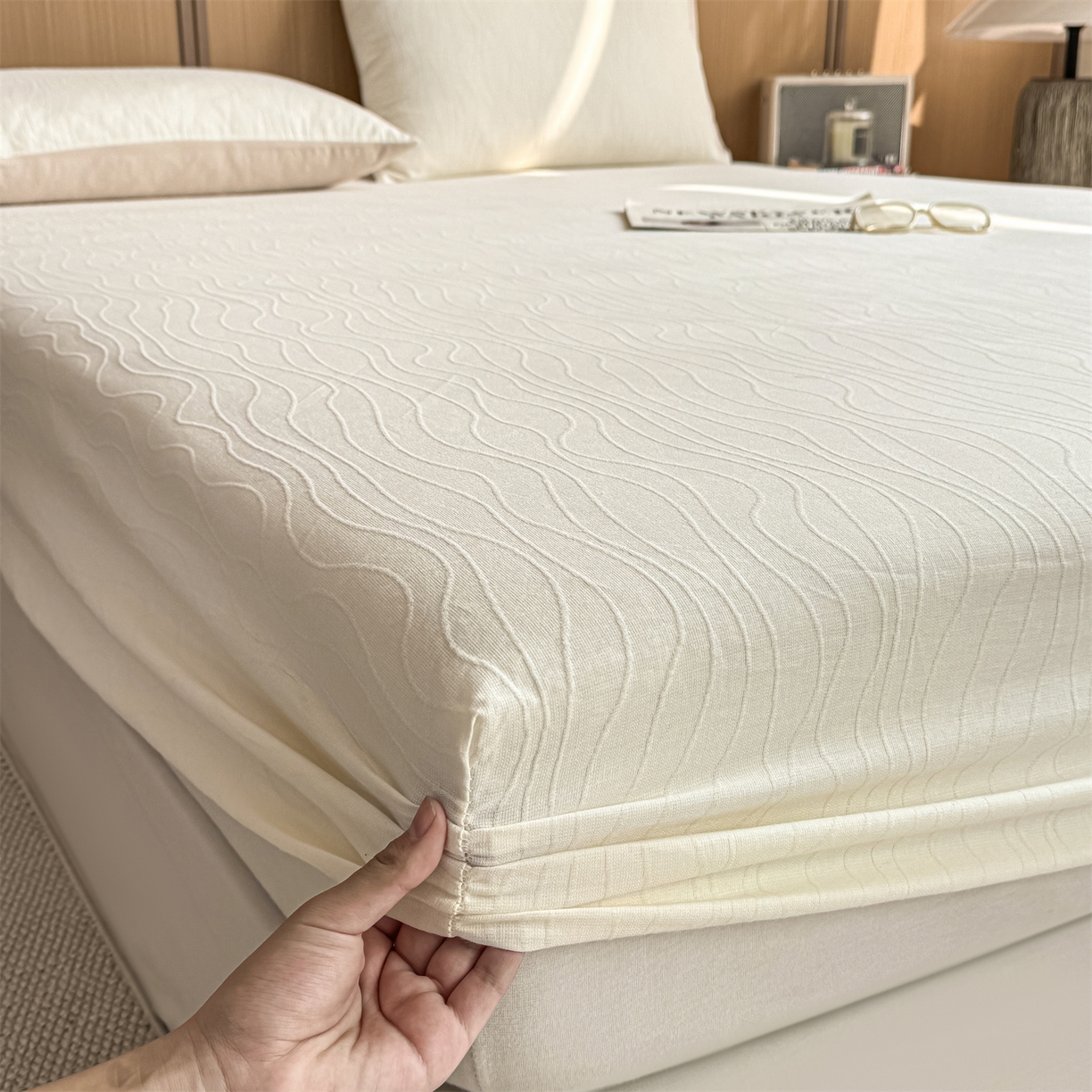 91家纺网 家纺一手货源 找家纺 灰鲸 2026新款全棉纯棉三层纱色织提花床笠单品床笠床笠单件 浅忆-杏仁奶霜