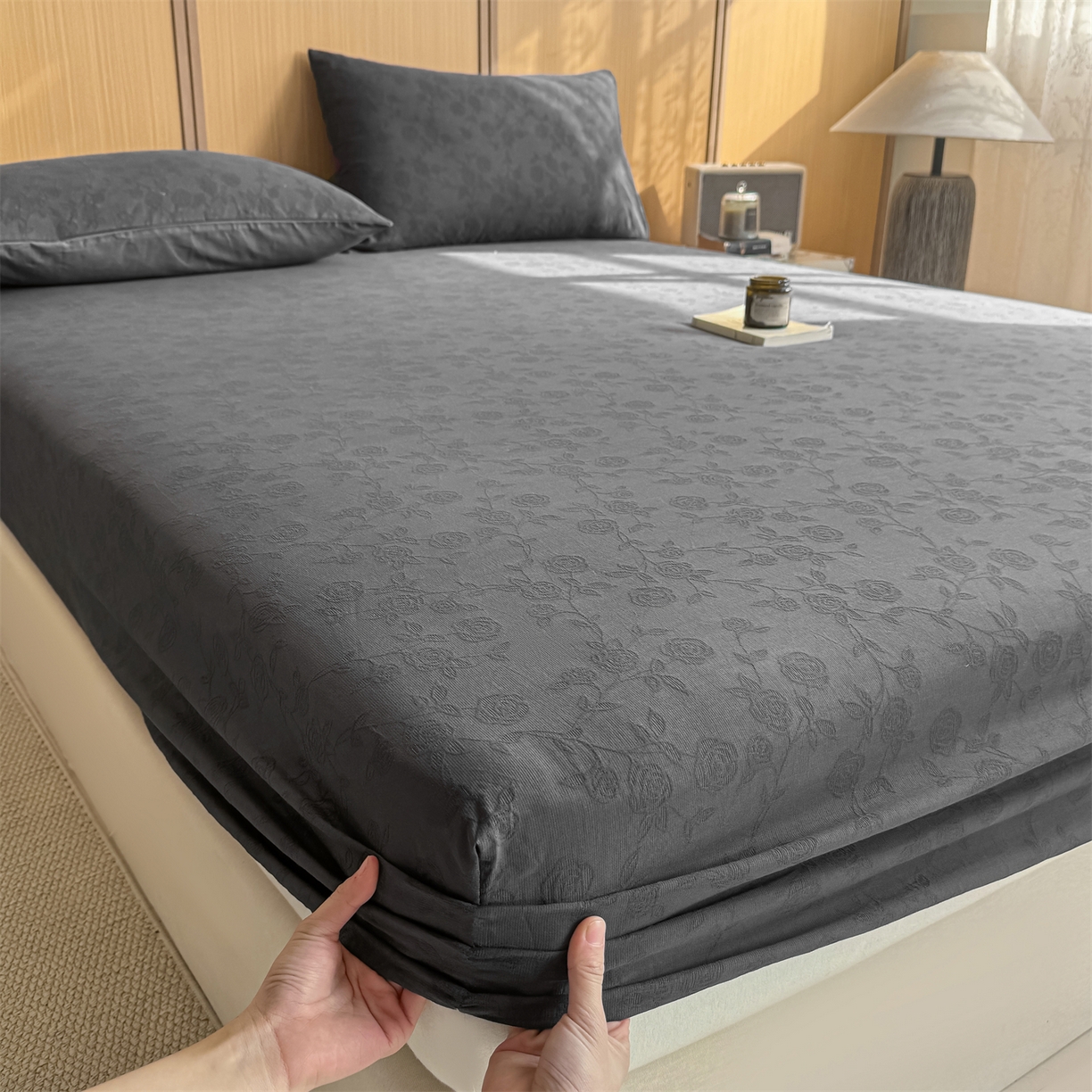 91家纺网 家纺一手货源 找家纺 灰鲸 2026新款全棉纯棉三层纱色织提花床笠单品床笠床笠单件 蔷薇-素墨