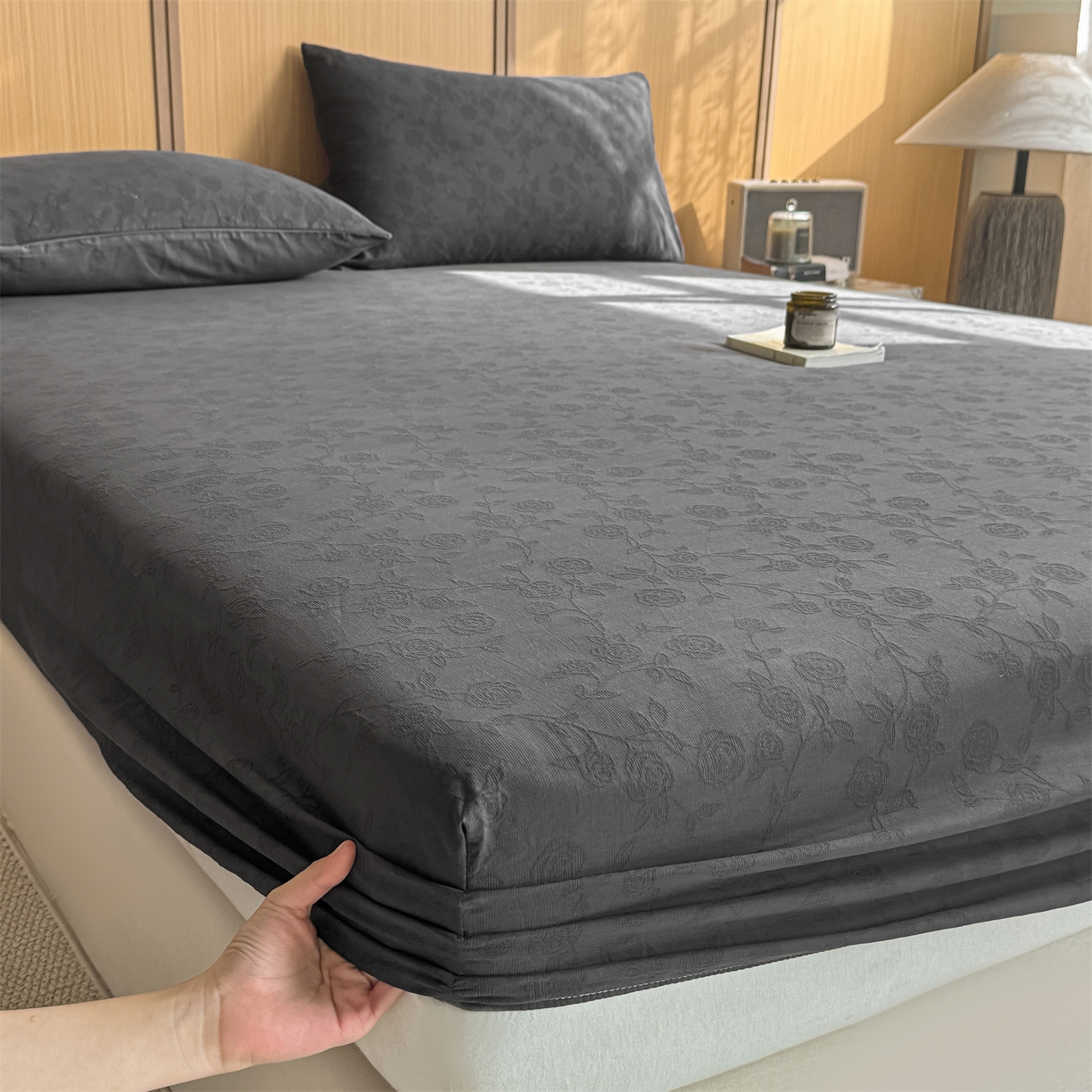 91家纺网 家纺一手货源 找家纺 灰鲸 2026新款全棉纯棉三层纱色织提花床笠单品床笠床笠单件 蔷薇-素墨