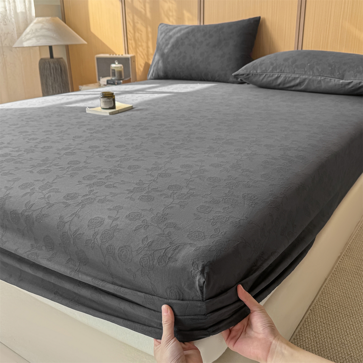 91家纺网 家纺一手货源 找家纺 灰鲸 2026新款全棉纯棉三层纱色织提花床笠单品床笠床笠单件 蔷薇-素墨