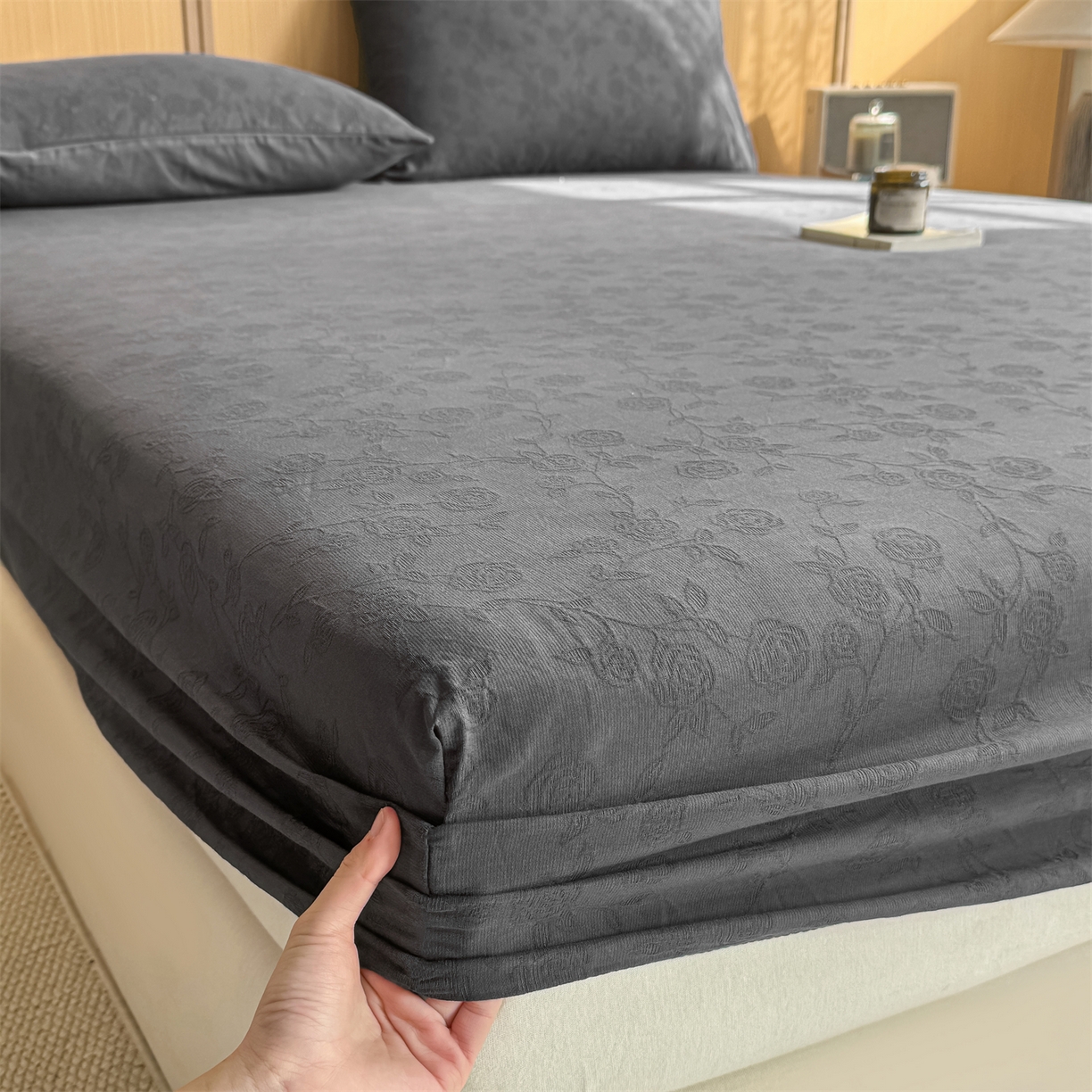 91家纺网 家纺一手货源 找家纺 灰鲸 2026新款全棉纯棉三层纱色织提花床笠单品床笠床笠单件 蔷薇-素墨