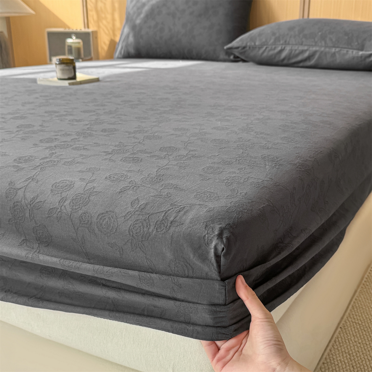 91家纺网 家纺一手货源 找家纺 灰鲸 2026新款全棉纯棉三层纱色织提花床笠单品床笠床笠单件 蔷薇-素墨