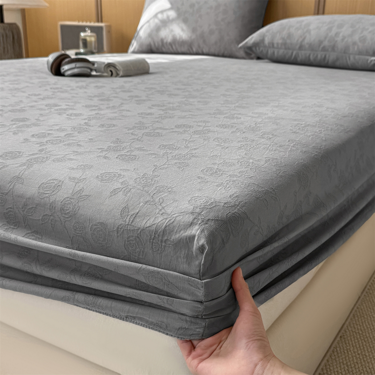 91家纺网 家纺一手货源 找家纺 灰鲸 2026新款全棉纯棉三层纱色织提花床笠单品床笠床笠单件 蔷薇-雾灰