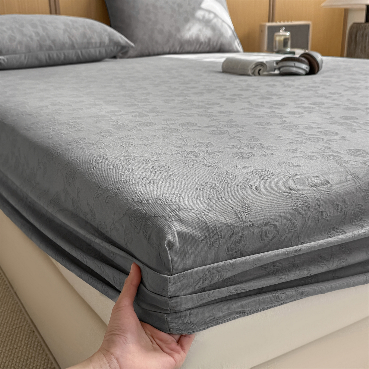 91家纺网 家纺一手货源 找家纺 灰鲸 2026新款全棉纯棉三层纱色织提花床笠单品床笠床笠单件 蔷薇-雾灰