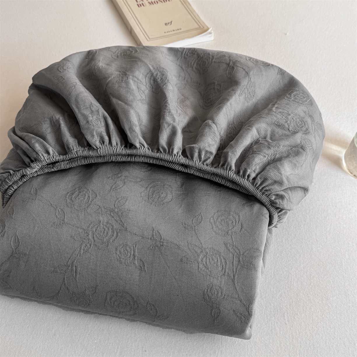 91家纺网 家纺一手货源 找家纺 灰鲸 2026新款全棉纯棉三层纱色织提花床笠单品床笠床笠单件 蔷薇-雾灰