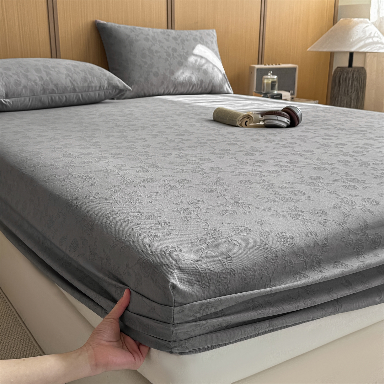 91家纺网 家纺一手货源 找家纺 灰鲸 2026新款全棉纯棉三层纱色织提花床笠单品床笠床笠单件 蔷薇-雾灰