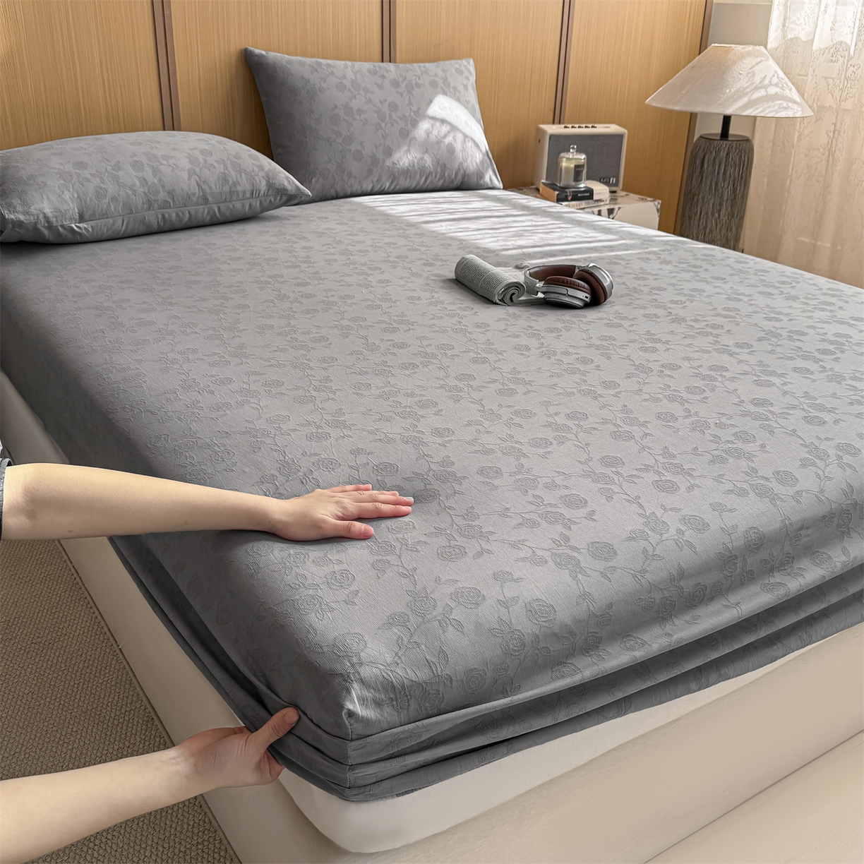 91家纺网 家纺一手货源 找家纺 灰鲸 2026新款全棉纯棉三层纱色织提花床笠单品床笠床笠单件 蔷薇-雾灰