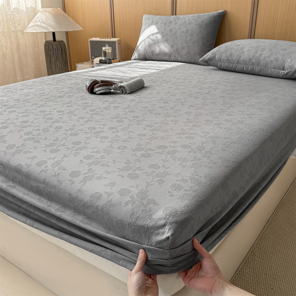 91家纺网 家纺一手货源 找家纺 灰鲸 2026新款全棉纯棉三层纱色织提花床笠单品床笠床笠单件 蔷薇-雾灰