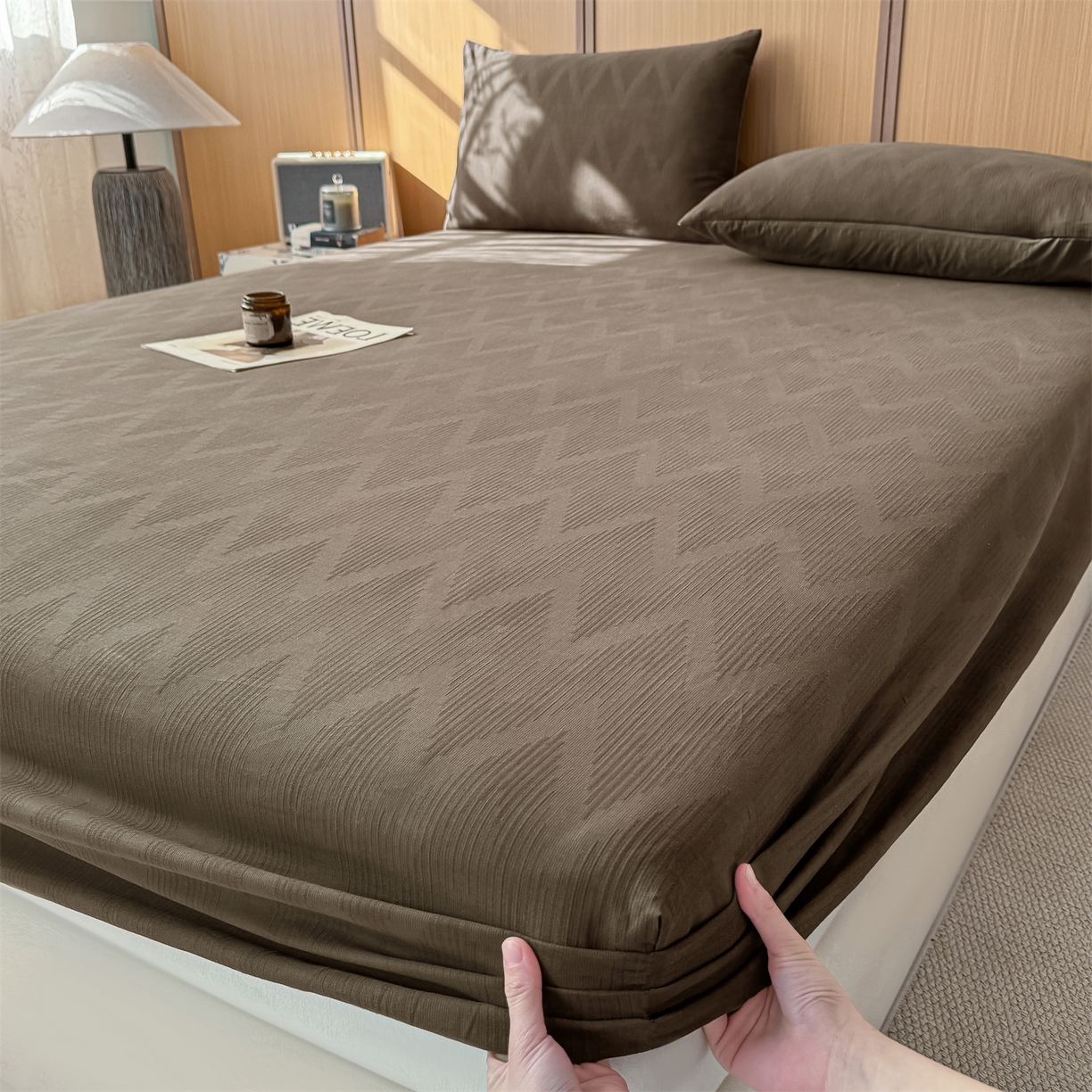 91家纺网 家纺一手货源 找家纺 灰鲸 2026新款全棉纯棉三层纱色织提花床笠单品床笠床笠单件 影韵-摩卡