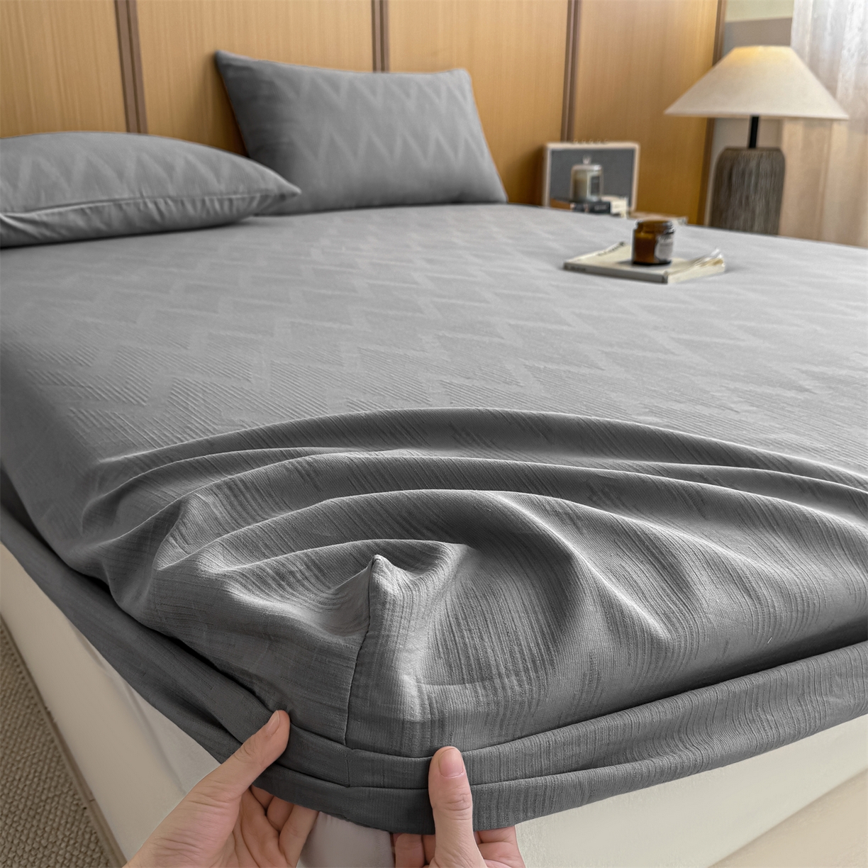 91家纺网 家纺一手货源 找家纺 灰鲸 2026新款全棉纯棉三层纱色织提花床笠单品床笠床笠单件 影韵-雾灰