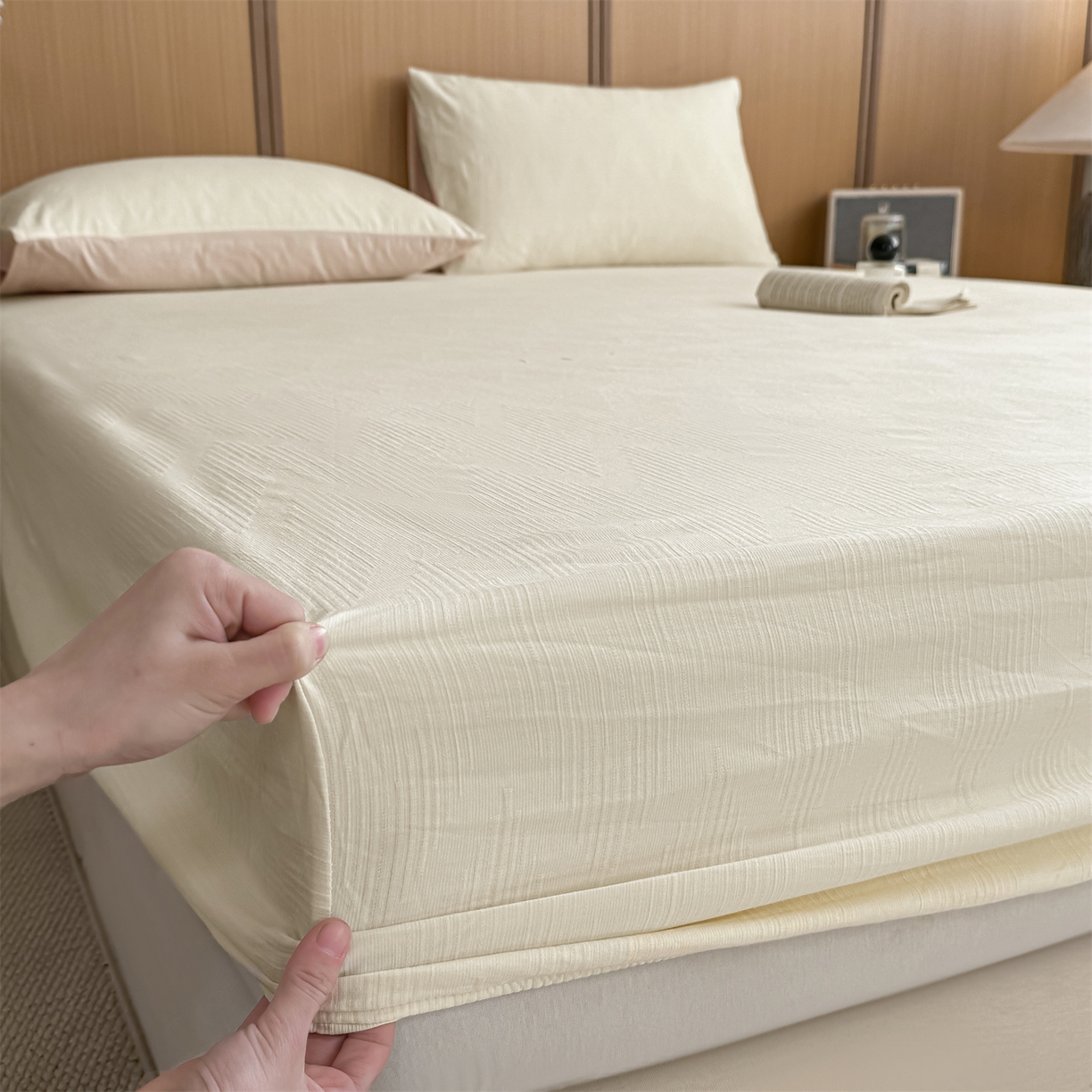 91家纺网 家纺一手货源 找家纺 灰鲸 2026新款全棉纯棉三层纱色织提花床笠单品床笠床笠单件 影韵-杏仁奶霜