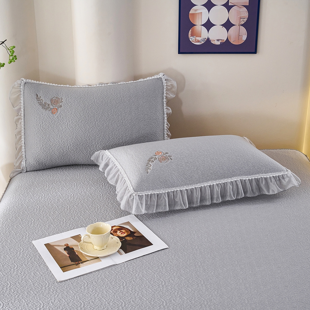 91家纺网 家纺一手货源 找家纺 莱家富 2026新款A类凉感豆豆席-床裙款 床裙款-清夏玫瑰灰色