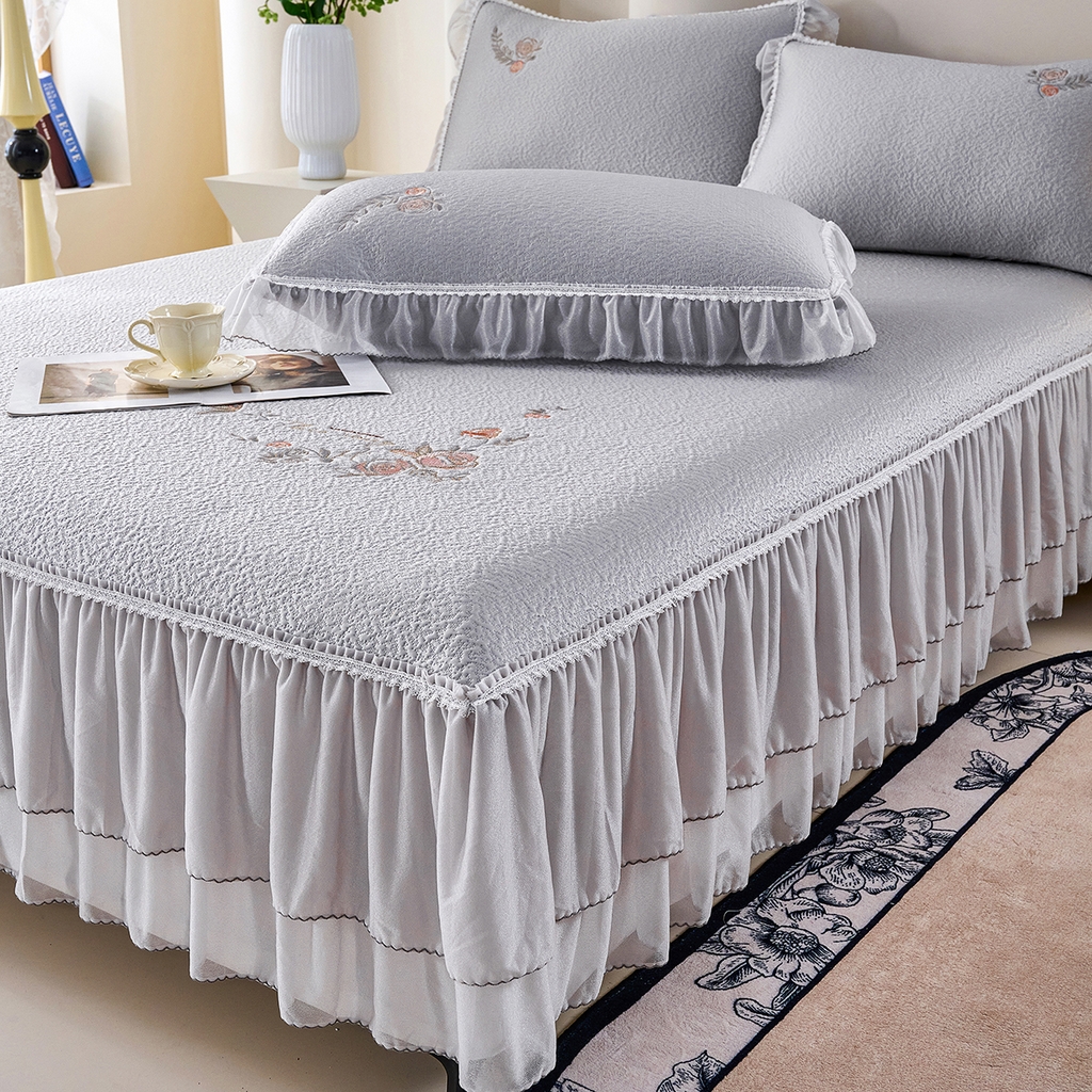 91家纺网 家纺一手货源 找家纺 莱家富 2026新款A类凉感豆豆席-床裙款 床裙款-清夏玫瑰灰色