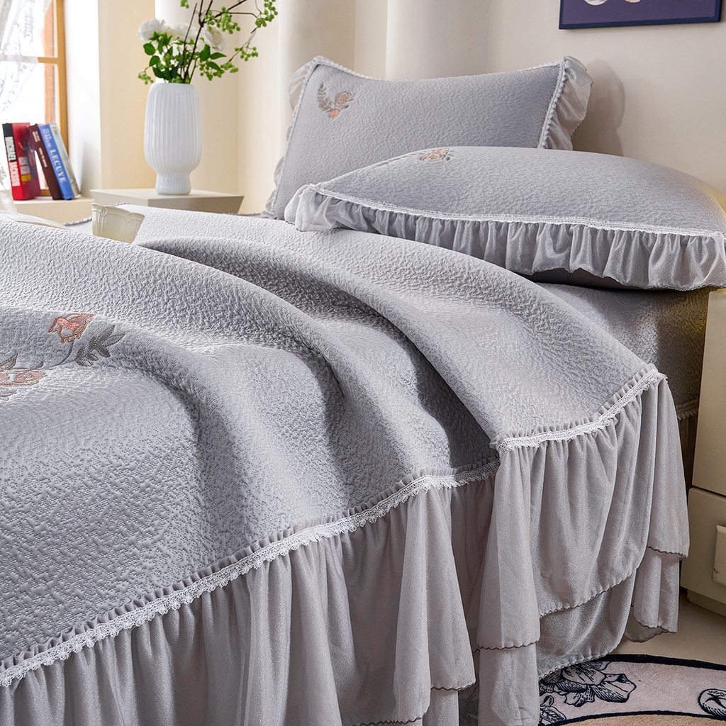 91家纺网 家纺一手货源 找家纺 莱家富 2026新款A类凉感豆豆席-床裙款 床裙款-清夏玫瑰灰色