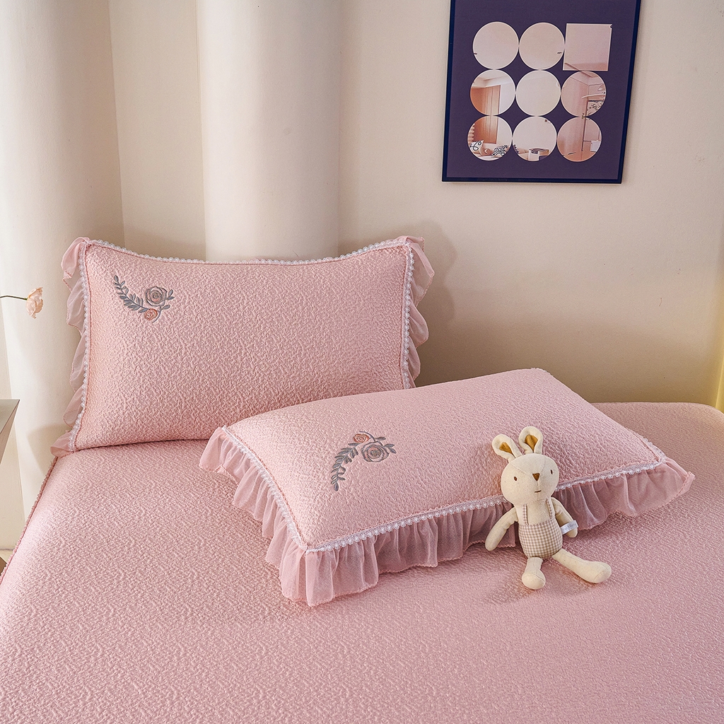 91家纺网 家纺一手货源 找家纺 莱家富 2026新款A类凉感豆豆席-床裙款 床裙款-清夏玫瑰粉色